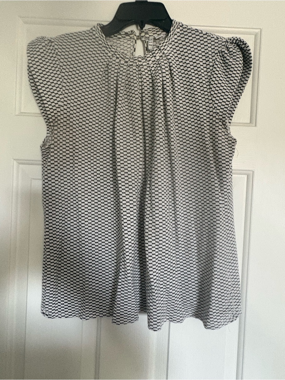 ELLE cap Sleeve Black and White Patterned Blouse size XL